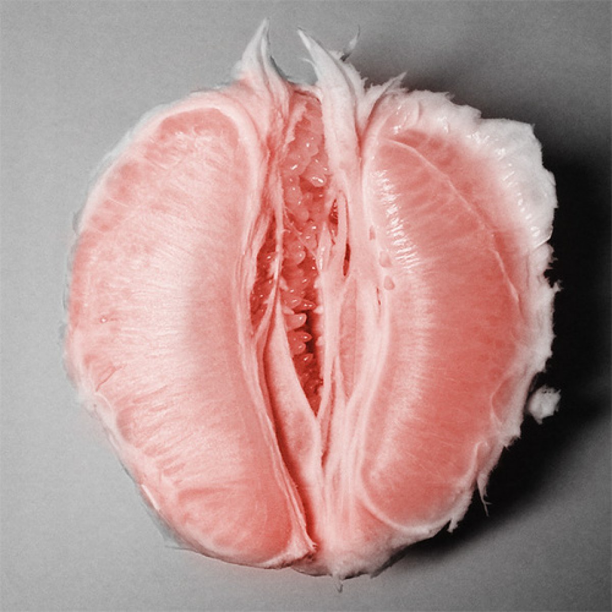 Красотка в розовом платье и с мохнатой щелью приняла в киску пенис негра