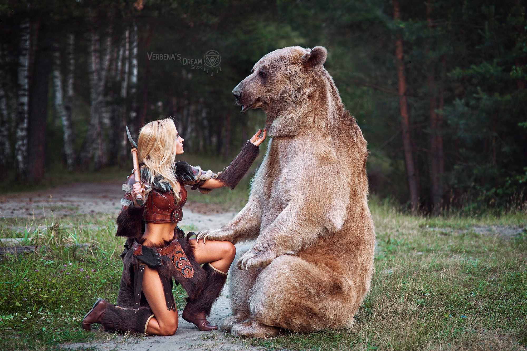 Голая девушка на шкуре медведя