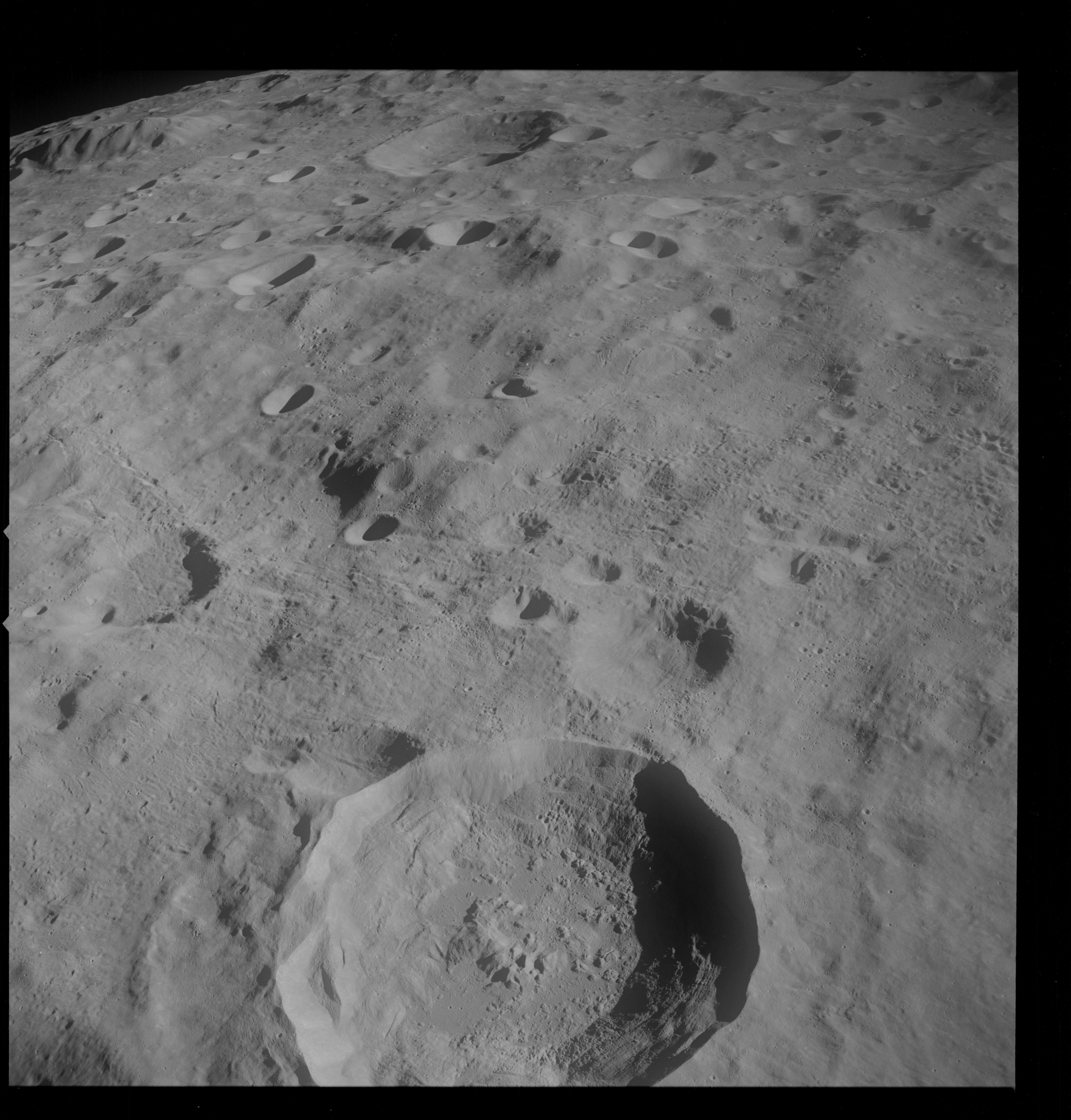 Стоя на поверхности луны. Поверхность Луны НАСА. НАСА опубликовало снимки Луны. Луна снимки НАСА. Рассекреченные снимки Луны НАСА.
