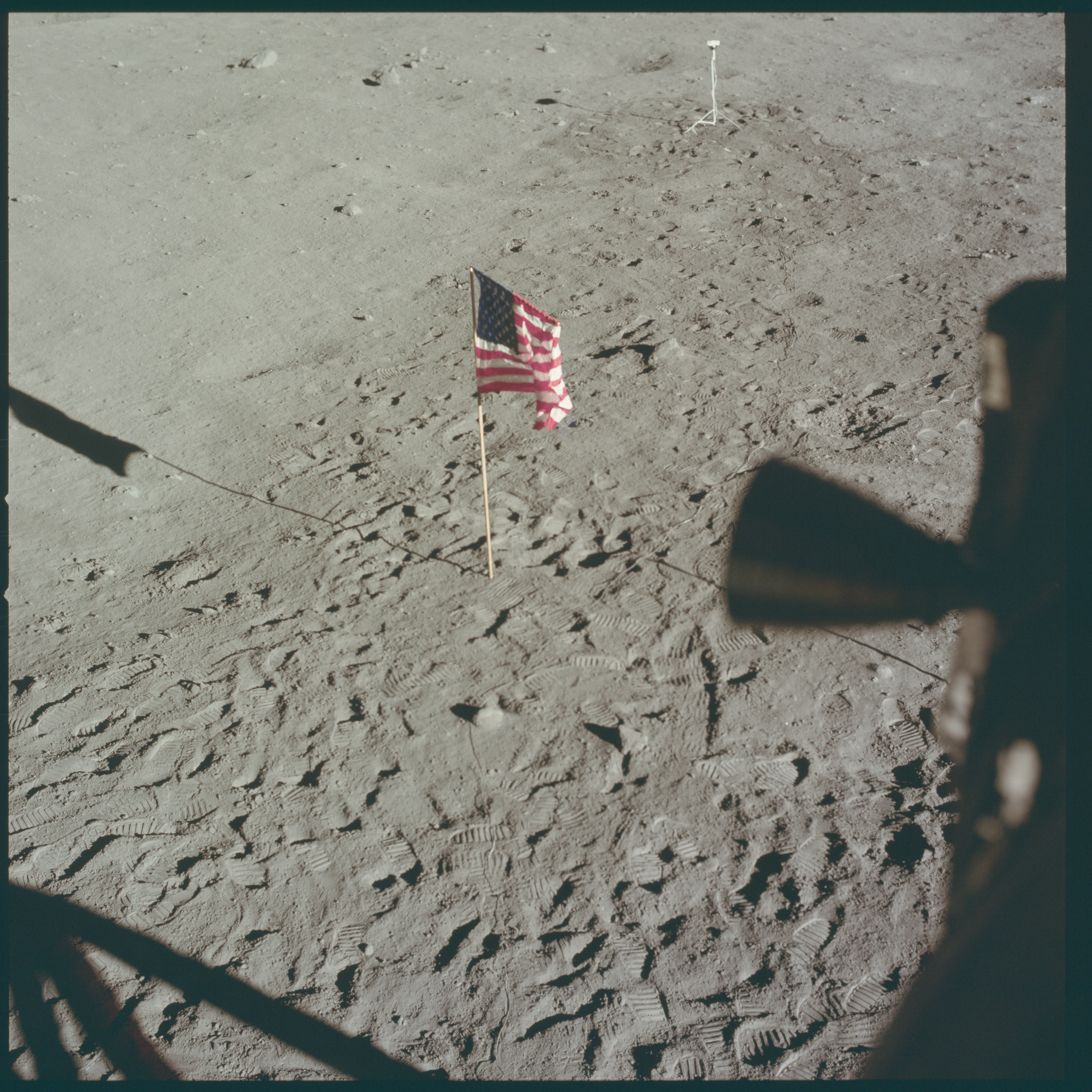 Следы луны 14 глава вк. Аполлон-11 следы. Следы на Луне. Отпечаток на Луне. Следы на Луне от американцев.