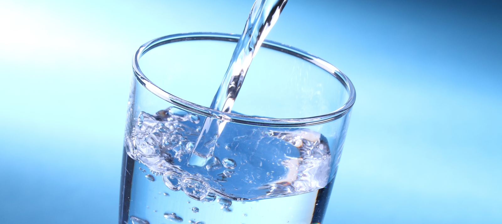 Вода является напитком. Питьевая вода. Стакан воды. Минеральная вода в стакане. Вода и питьевой режим.