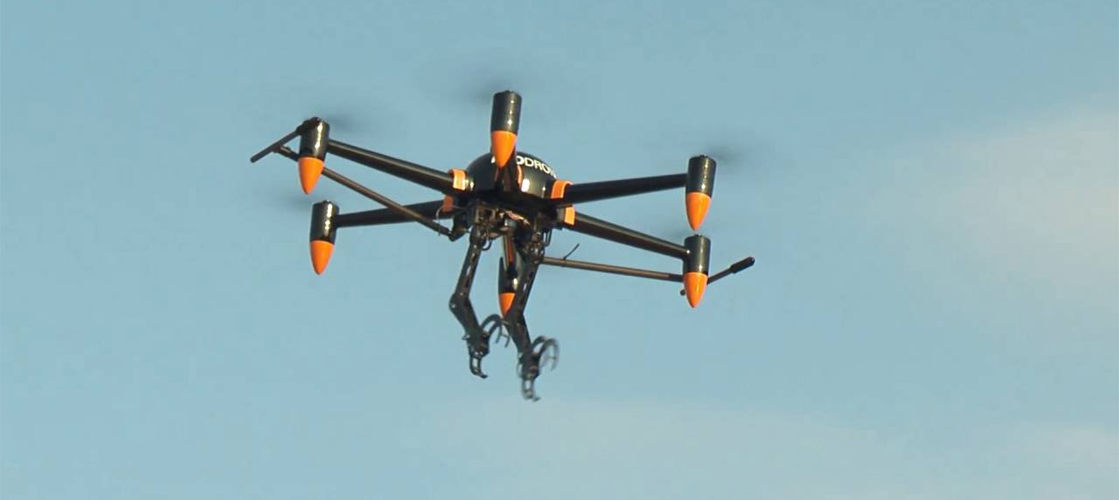 Летающие роботы примеры. 4drc квадрокоптер. Дрон 4drc v4. 4a1100 дрон. Грузовой дрон 100кг.