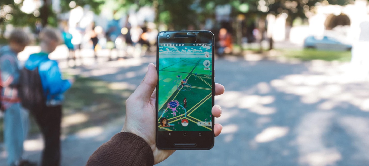 Американец играл в Pokemon Go на восьми телефонах за рулем