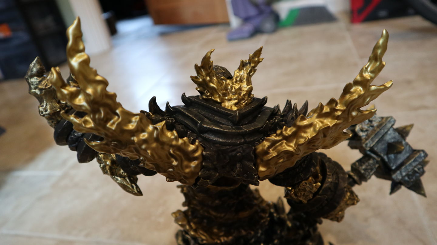 Детальный взгляд на золотого Рагнароса из юбилейного издания World of Warcraft