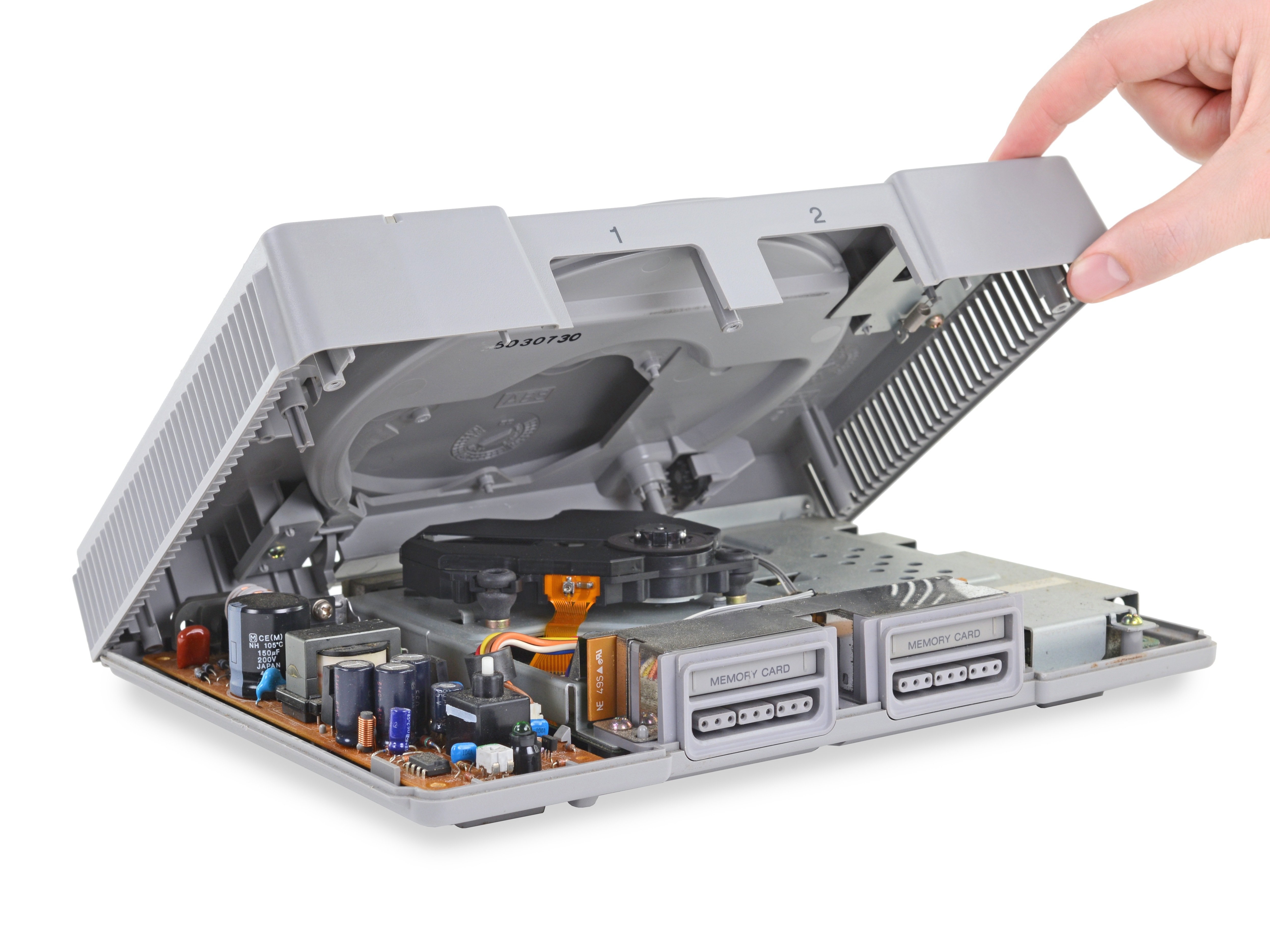 Специалисты iFixit вскрыли оригинальную PS1 и проверили ее на ремонтопригодность