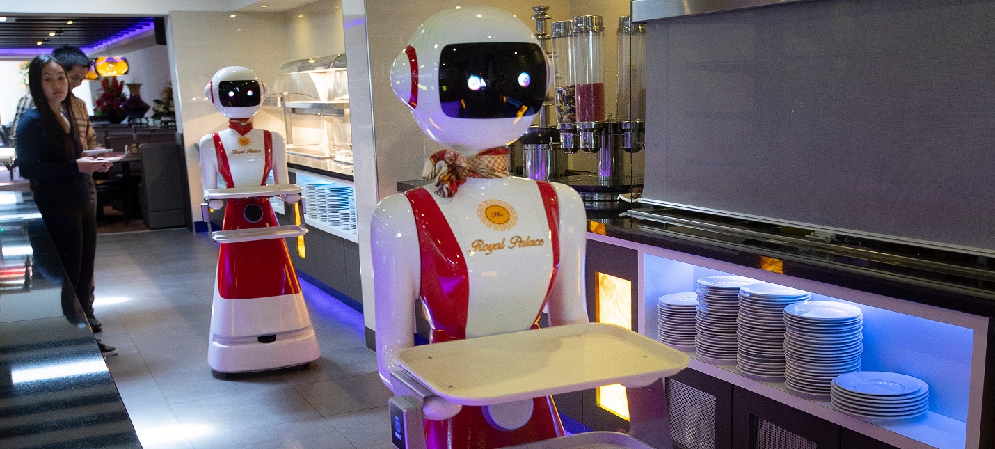 Клиентов ресторана в Нидерландах обслуживают два робота-официанта
