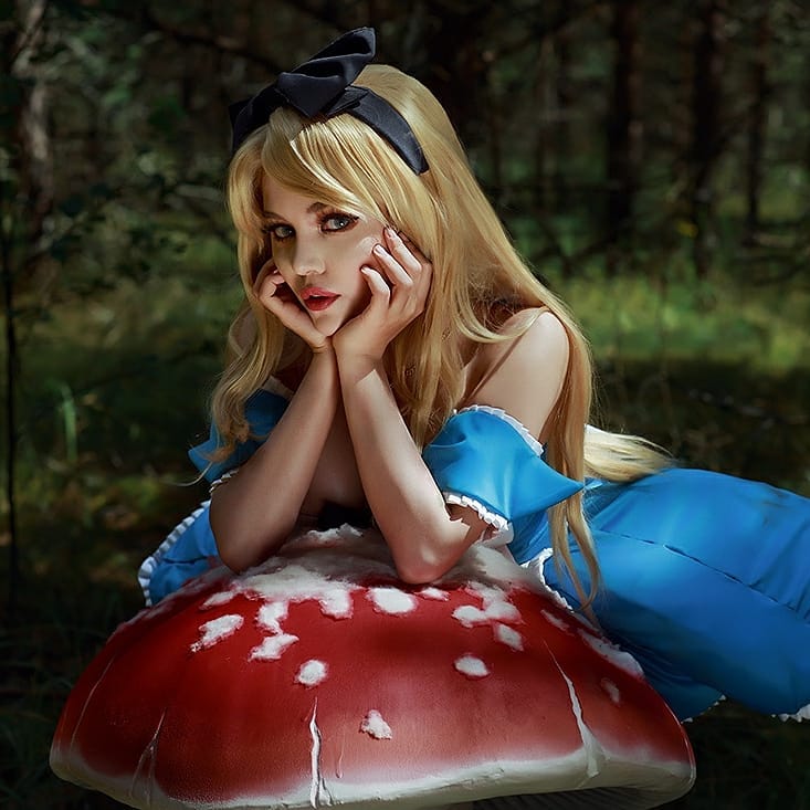 "Алиса в Стране чудес" - редкий выбор среди косплееров, тем не ме...