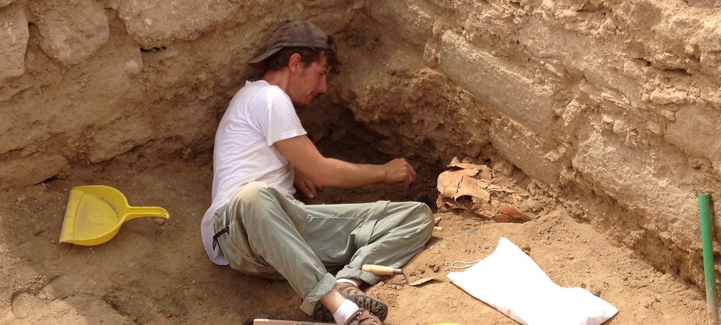 Ученые нашли 200000-летнюю человеческую кровать, сделанную из травы и пепла