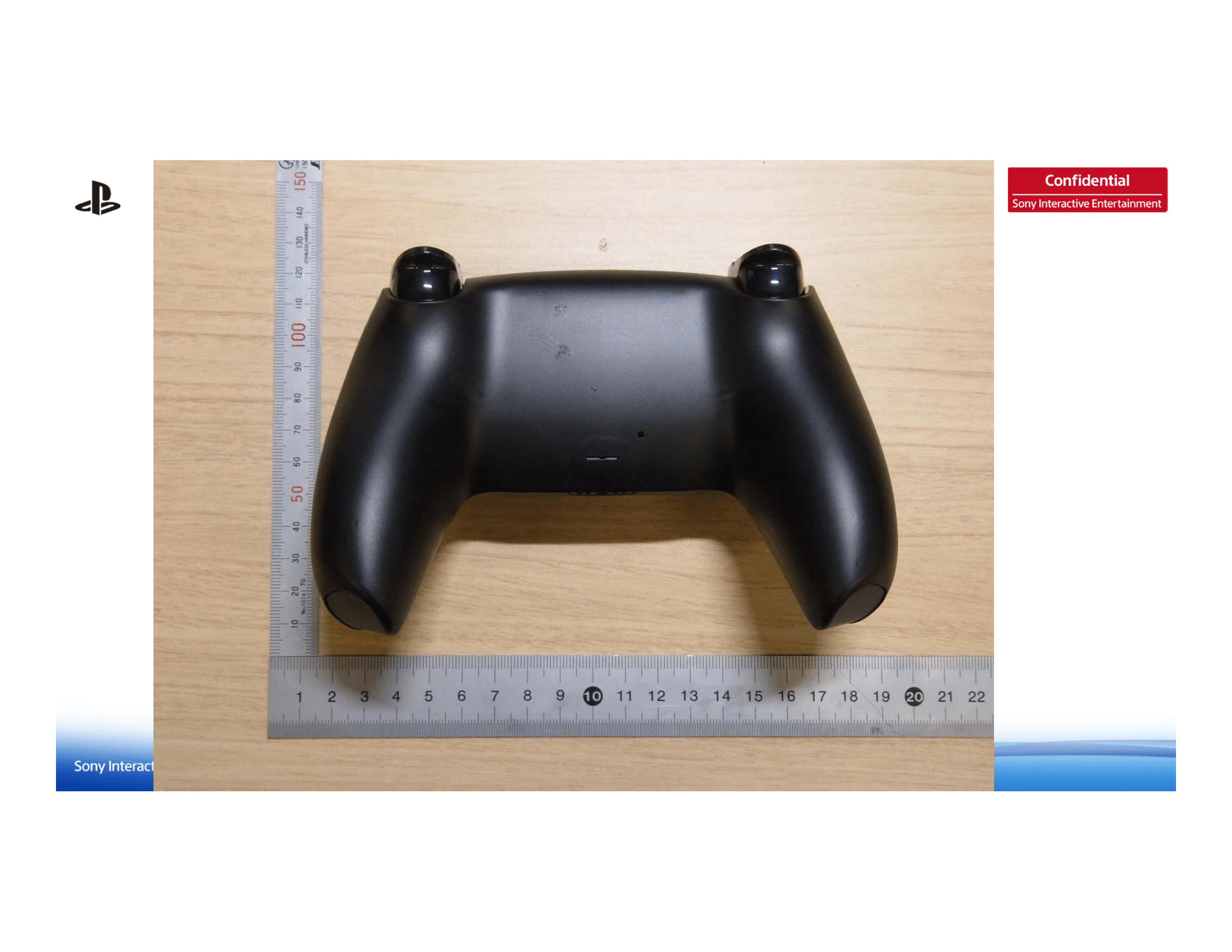 Фото прототипа черного геймпада Dualsense для PS5
