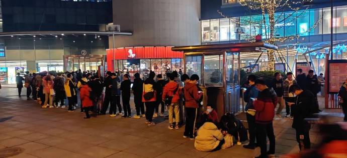 Тысячи игроков Genshin Impact в Китае простояли в очередях, чтобы купить курочку KFC и получить значок