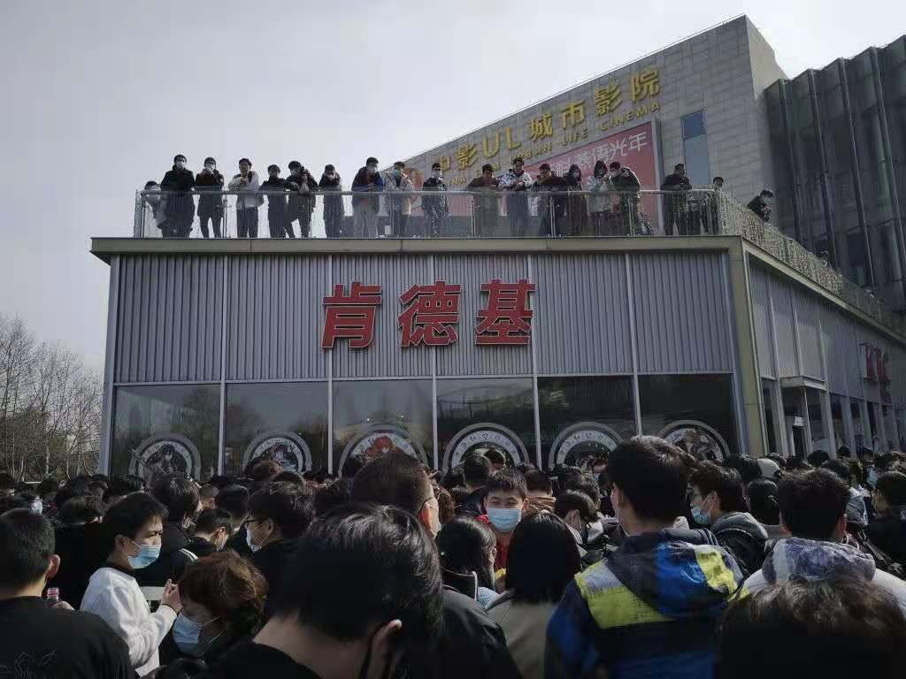Тысячи игроков Genshin Impact в Китае простояли в очередях, чтобы купить курочку KFC и получить значок
