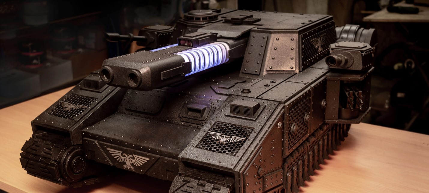 Энтузиаст сделал PC-корпус в форме тяжелого танка из Warhammer 40000