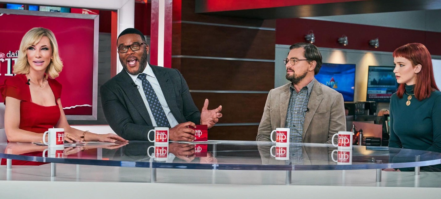 Керемет Дани Дэниэлс лолипопты сорып, шешініп жатыр Керемет Дани Дэниэлс лолипопты сорып, шешініп жатыр