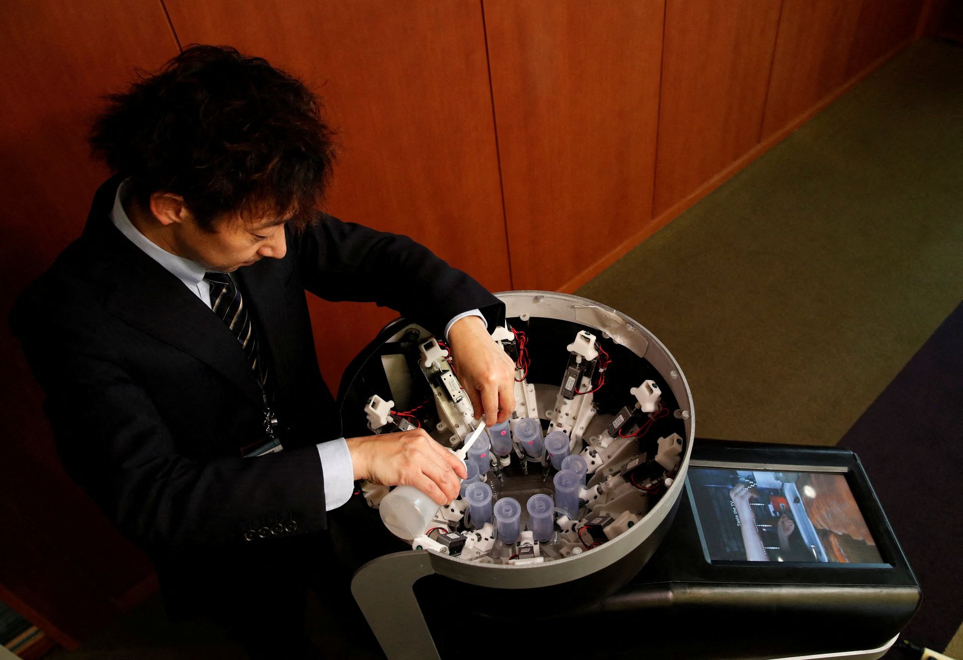 В Японии разработали экран, которому можно сделать куннилингус со вкусом сладкого рулета из Skyrim