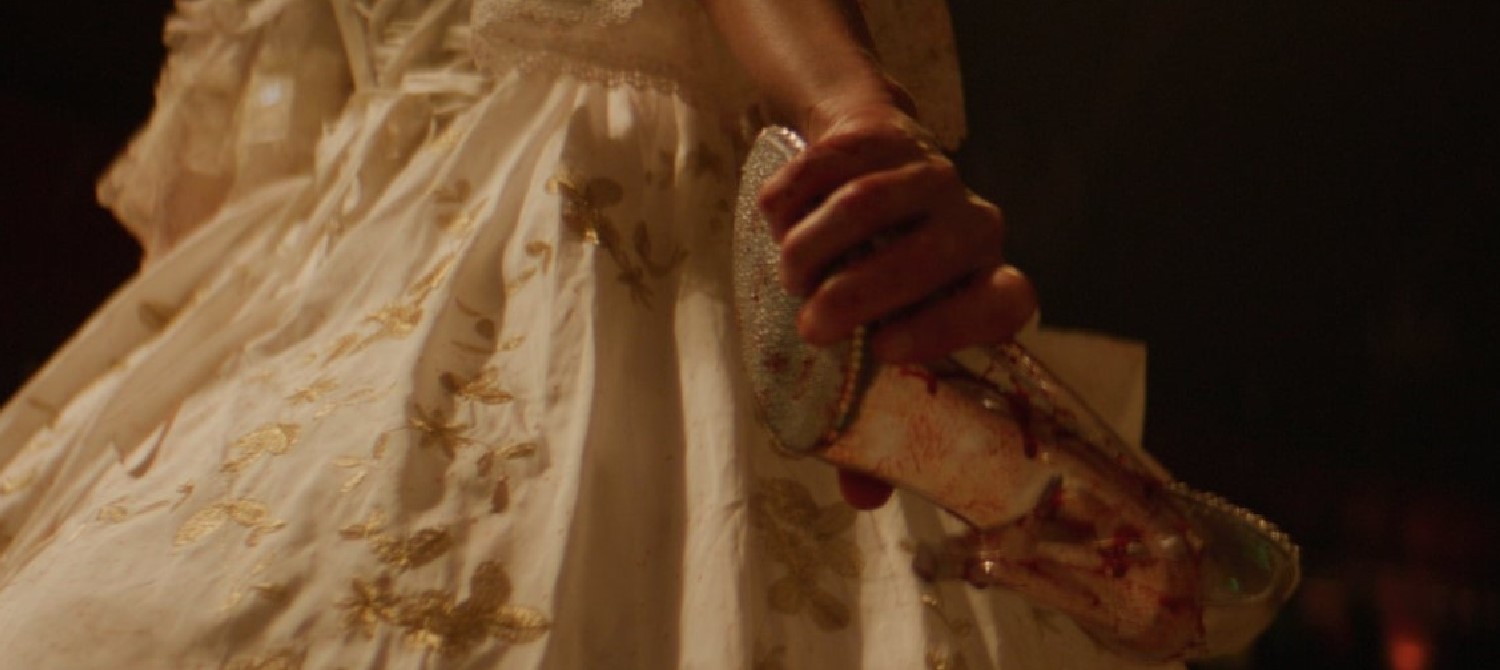 Кровь и безумие на первых кадрах фильма ужаса про Золушку