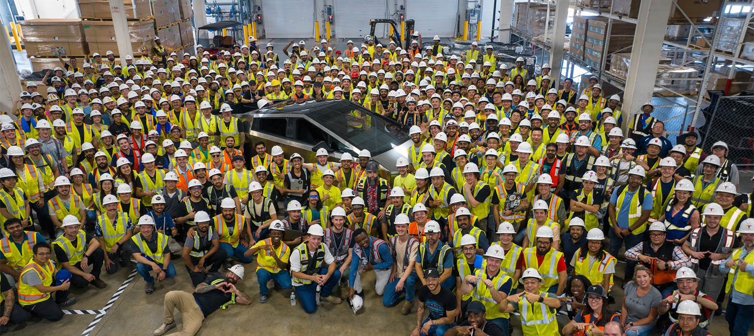 Первый Cybertruck собран на заводе Tesla в Техасе Первый Cybertruck собран на заводе Tesla в Техасе