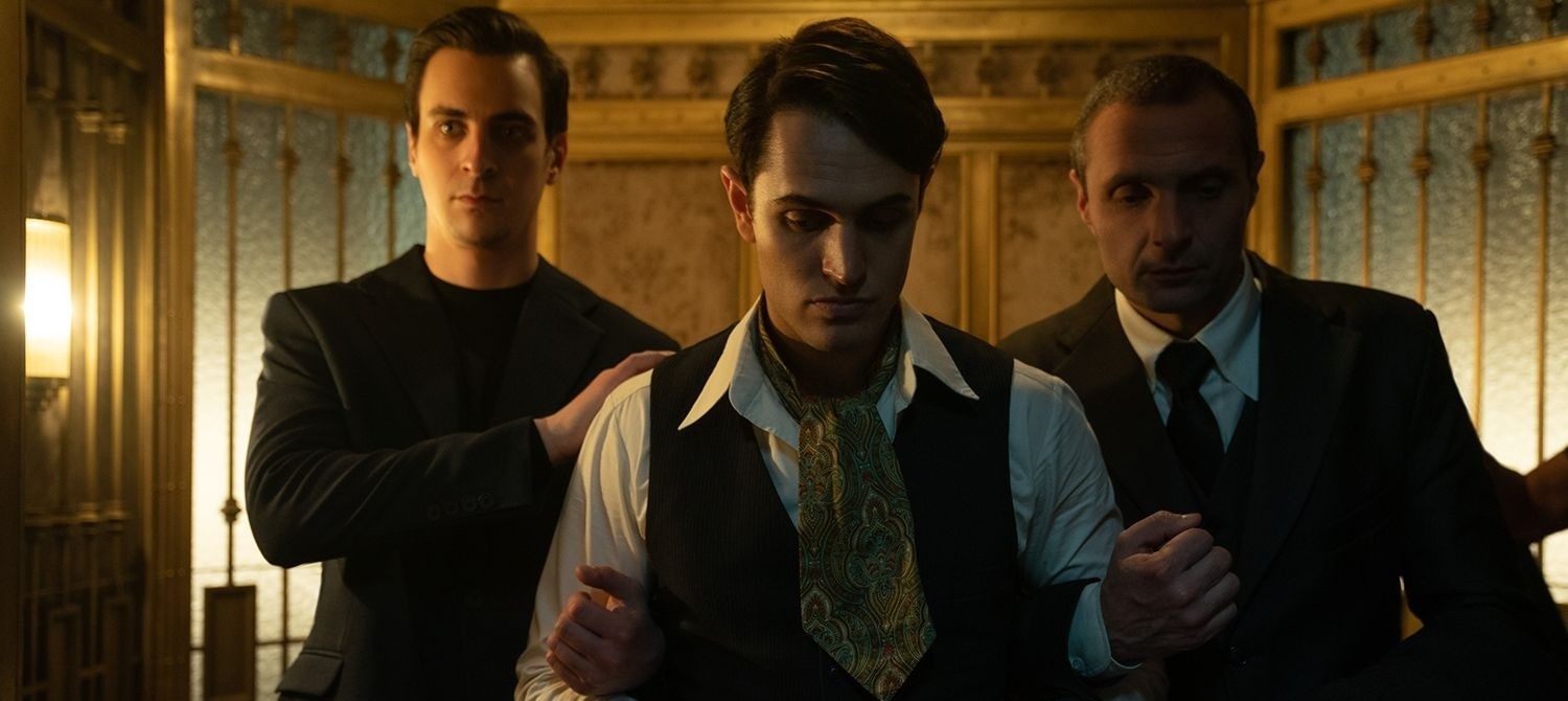 Мел Гибсон и молодой Уинстон Скотт в большом трейлере сериала «Континенталь» во вселенной «Джона Уика»