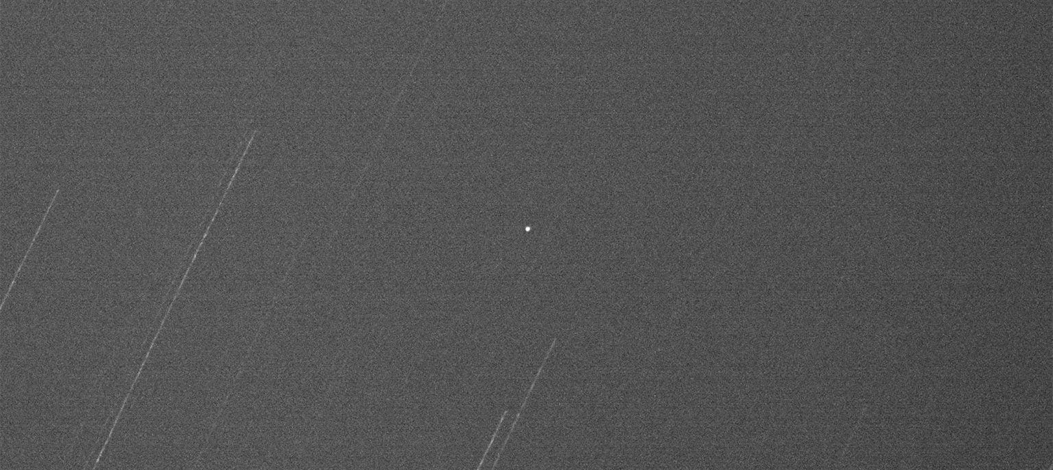 Новое изображение показывает, как потерянная сумка с инструментами МКС летит вокруг Земли