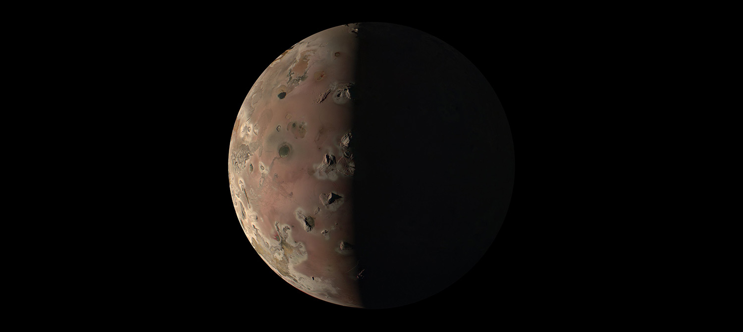 Новые снимки вулканического спутника Юпитера Ио с близкого расстояния