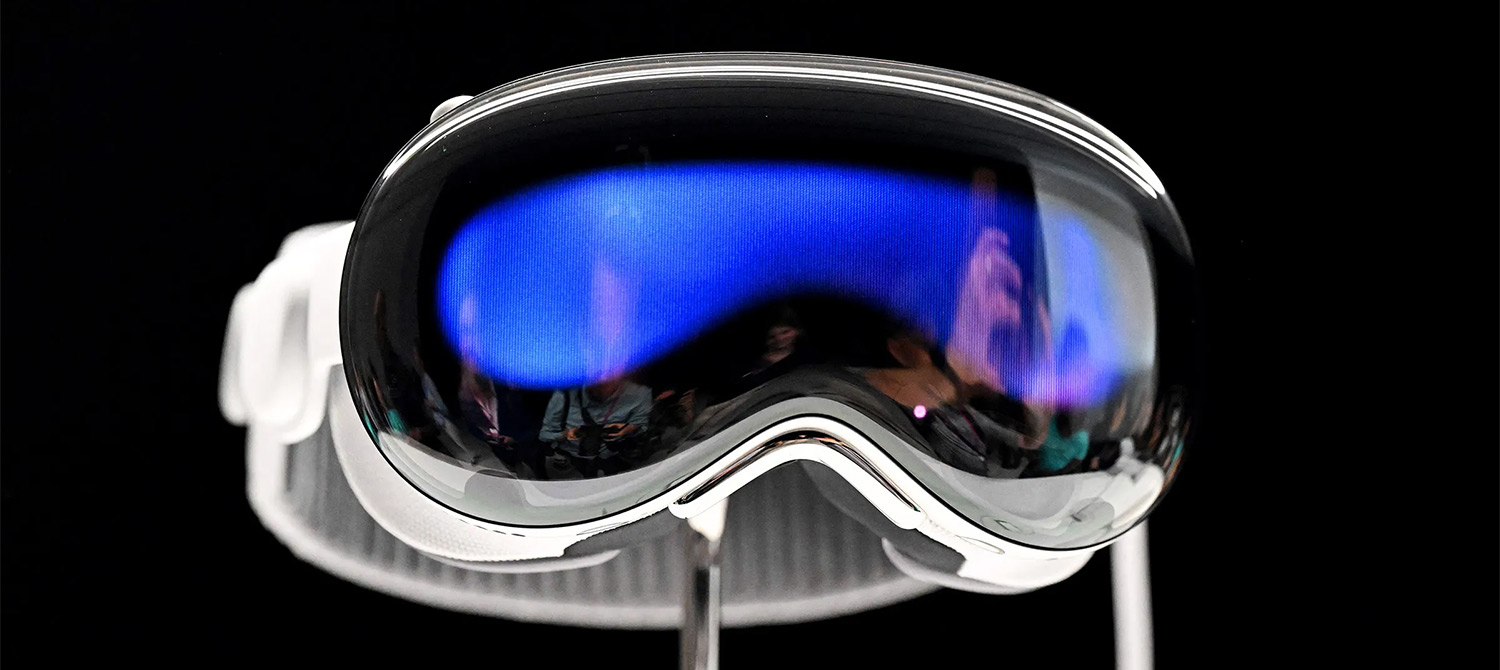 Вес Vision Pro сопоставим с 12,9-дюймовым iPad Pro, а с внешним аккумулятором — ещё больше