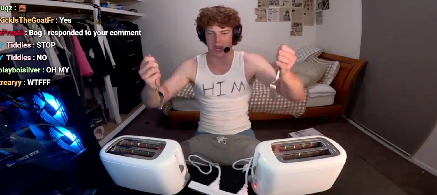 В безумной погоне за славой стример сунул вилки в тостеры — получил бан на Twitch на 30 дней В безумной погоне за славой стример сунул вилки в тостеры — получил бан на Twitch на 30 дней