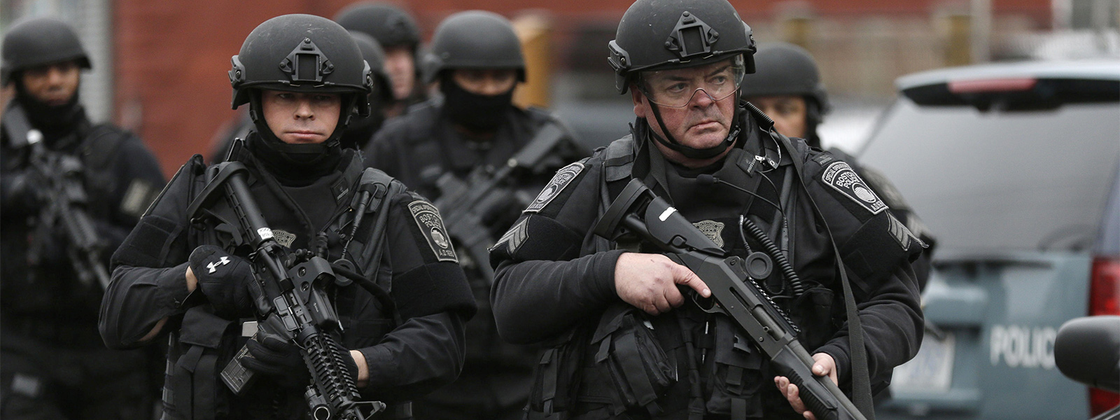 Сваттинг что это такое. Американский полицейский спецназ SWAT. Спецназ полиции США SWAT. Полиция США SWAT. Форма FBI SWAT.