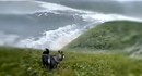 Житель Камчатки снял на видео огромное цунами, наступающее на холмы после мощного землетрясения