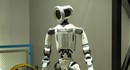 Новый робот Boston Dynamics двигается неестественно для человека, вращая голову, торс и конечности на 360 градусов