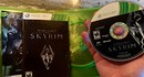 Геймер отдал последние почести диску Skyrim с полуночного релиза 2011 года – после 15 лет непрерывного использования он перестал читаться
