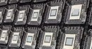 Сотни новых RTX 5090 разбирают на китайском заводе ради ИИ-серверов