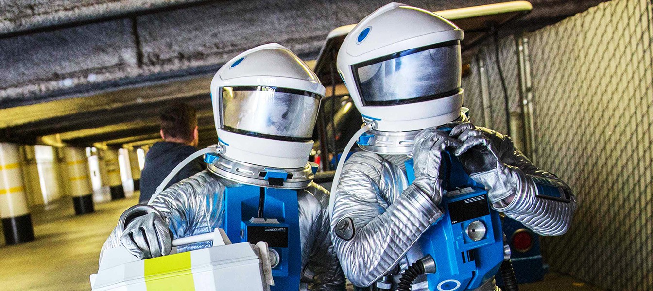 Адам Сэведж и Крис Хадфилд на Comic-Con в костюмах астронавтов