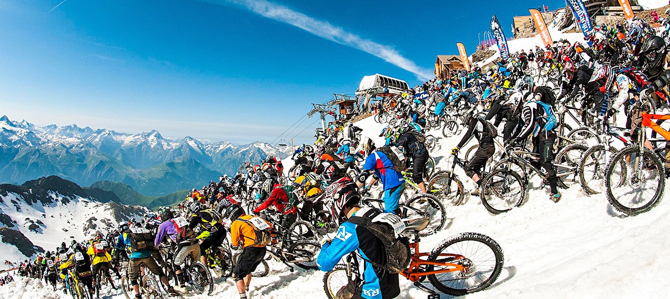 Гонка на велосипеде с горы по леднику – это смешно и страшно