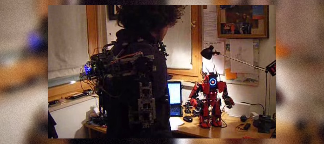Управляемый с помощью экзоскелета робот из LEGO Mindstorm