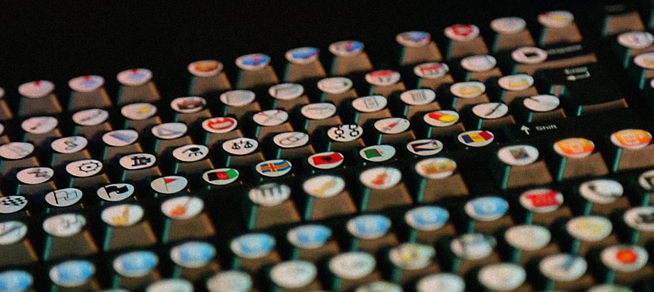 Парень собрал мега-клавиатуру для всех Emoji