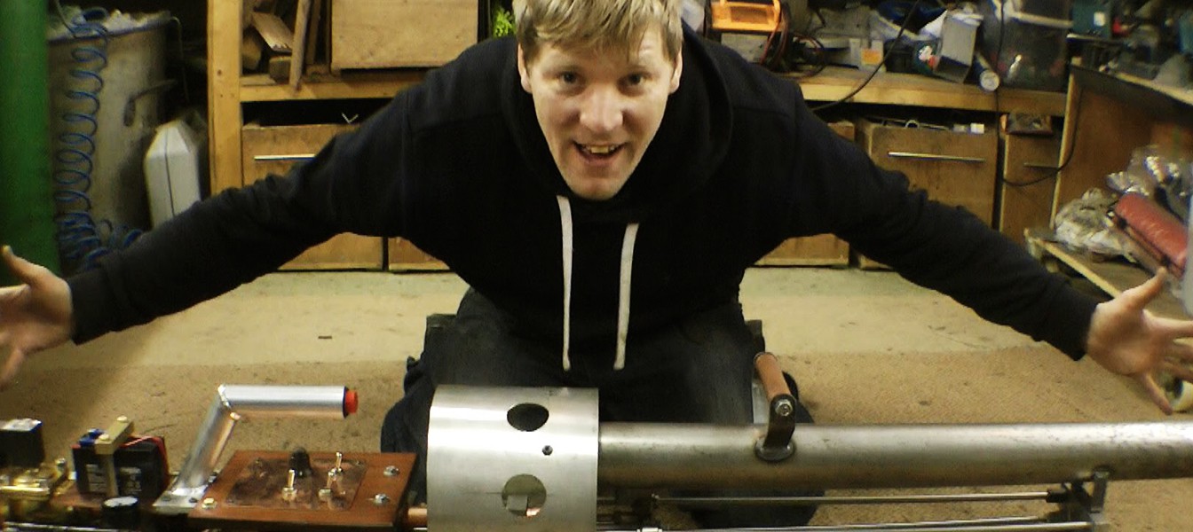 Безумный британский изобретатель сделал термитную пушку