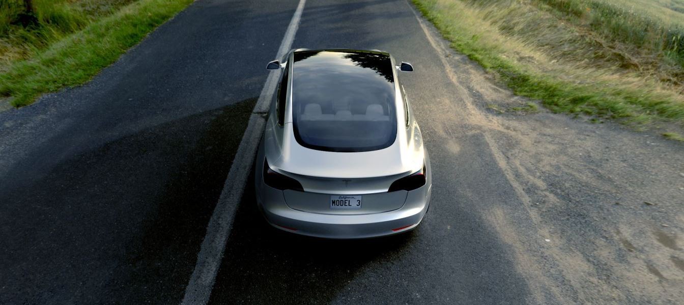 Илон Маск представил "бюджетную" Tesla Model 3
