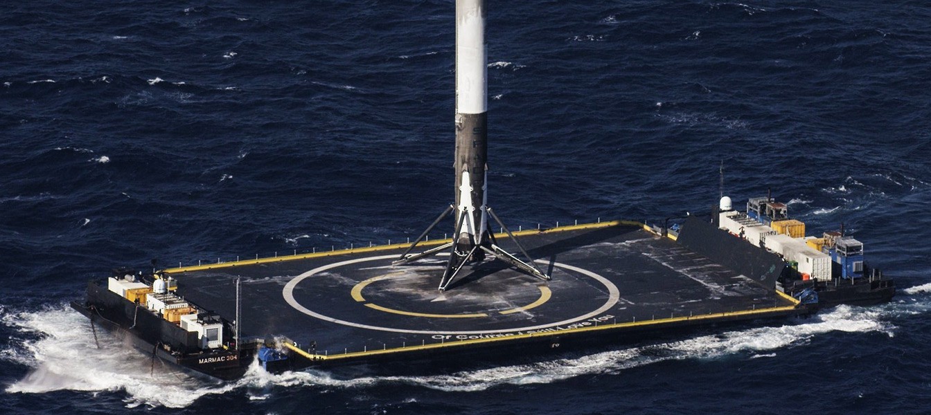 SpaceX посадила ракету на баржу после геостационарного запуска