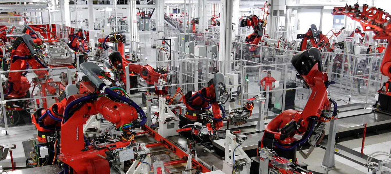 Производитель iPhone заменит 60 тысяч сотрудников роботами
