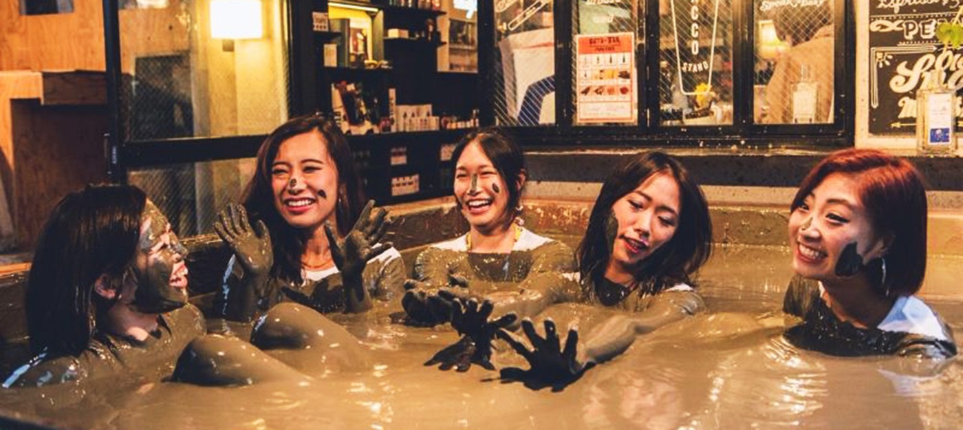 В этом японском баре можно сидеть в грязи и пить алкоголь