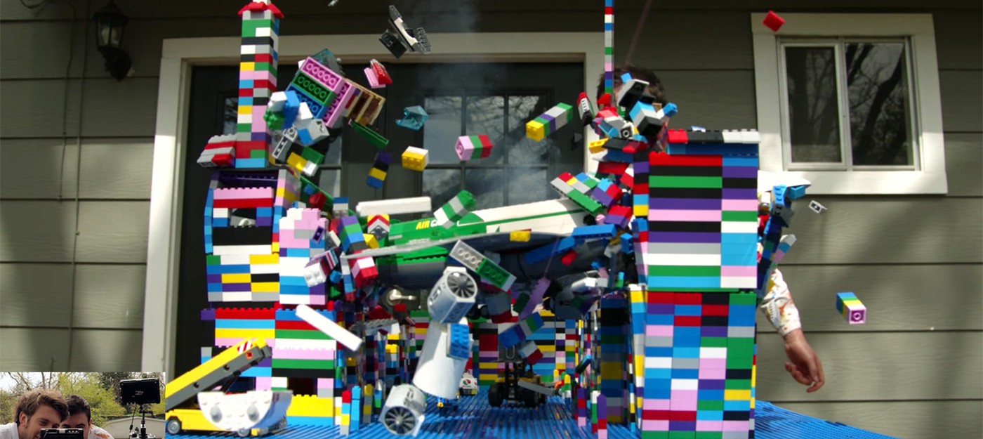Slow Mo: Самолет из Lego врезается в Lego-башни