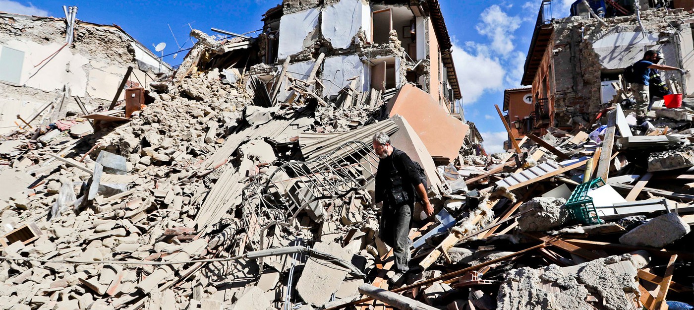 Полет дрона над руинами очередного итальянского города