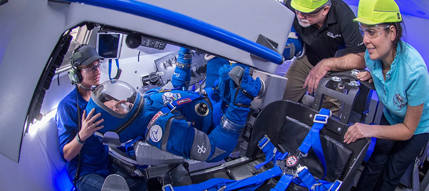 Boeing представила собственный ярко-синий космический костюм