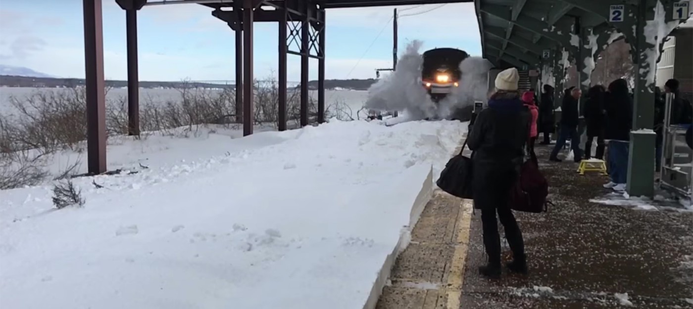 Поезд пробивается сквозь снег на высокой скорости — это красиво