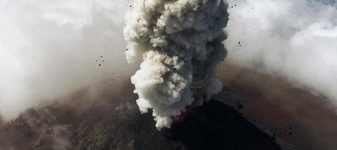 Взгляд на извержение вулкана с летающего дрона