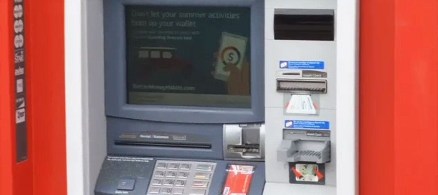 Застрявший в банкомате человек спасся благодаря запискам, подсунутым клиентам