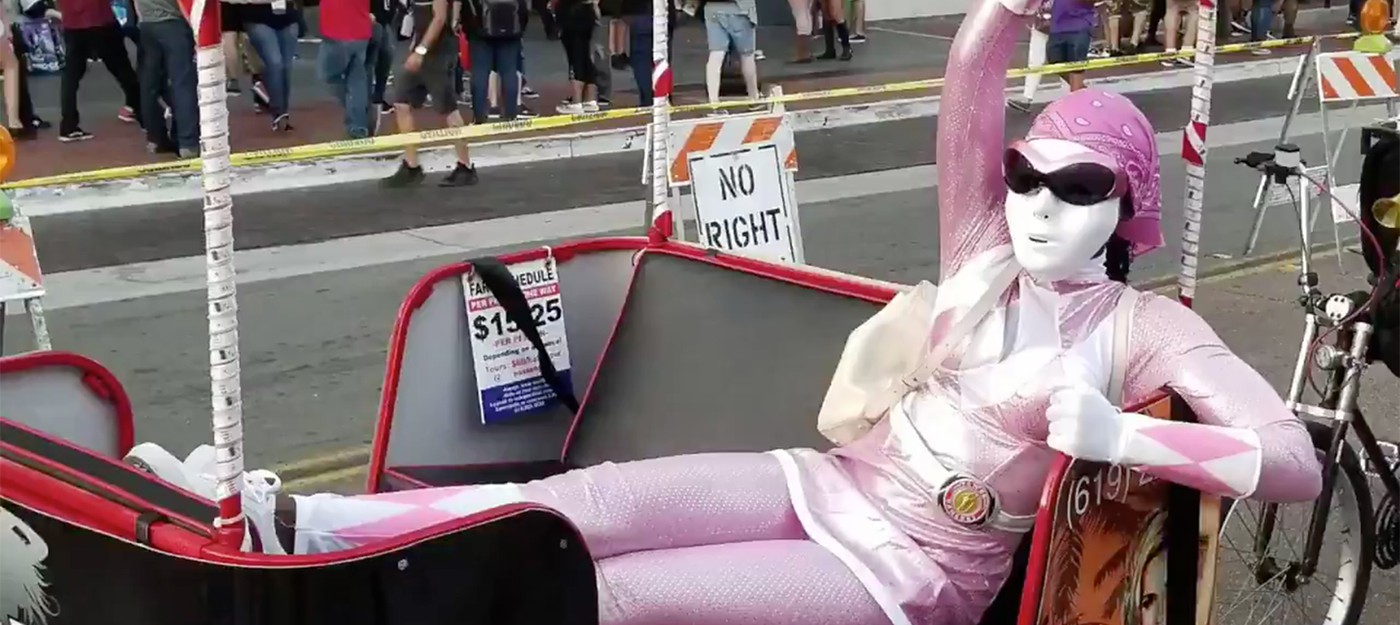 Лупита Нионго тайно посетила Comic-Con с косплеем розового Пауэр Рейнджера
