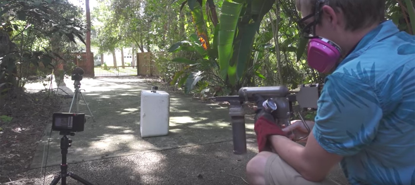 Умелец создал пушку, стреляющую струей расплавленного металла