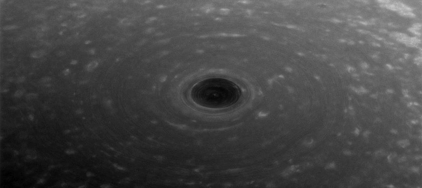Взгляд на полярную бездну Сатурна