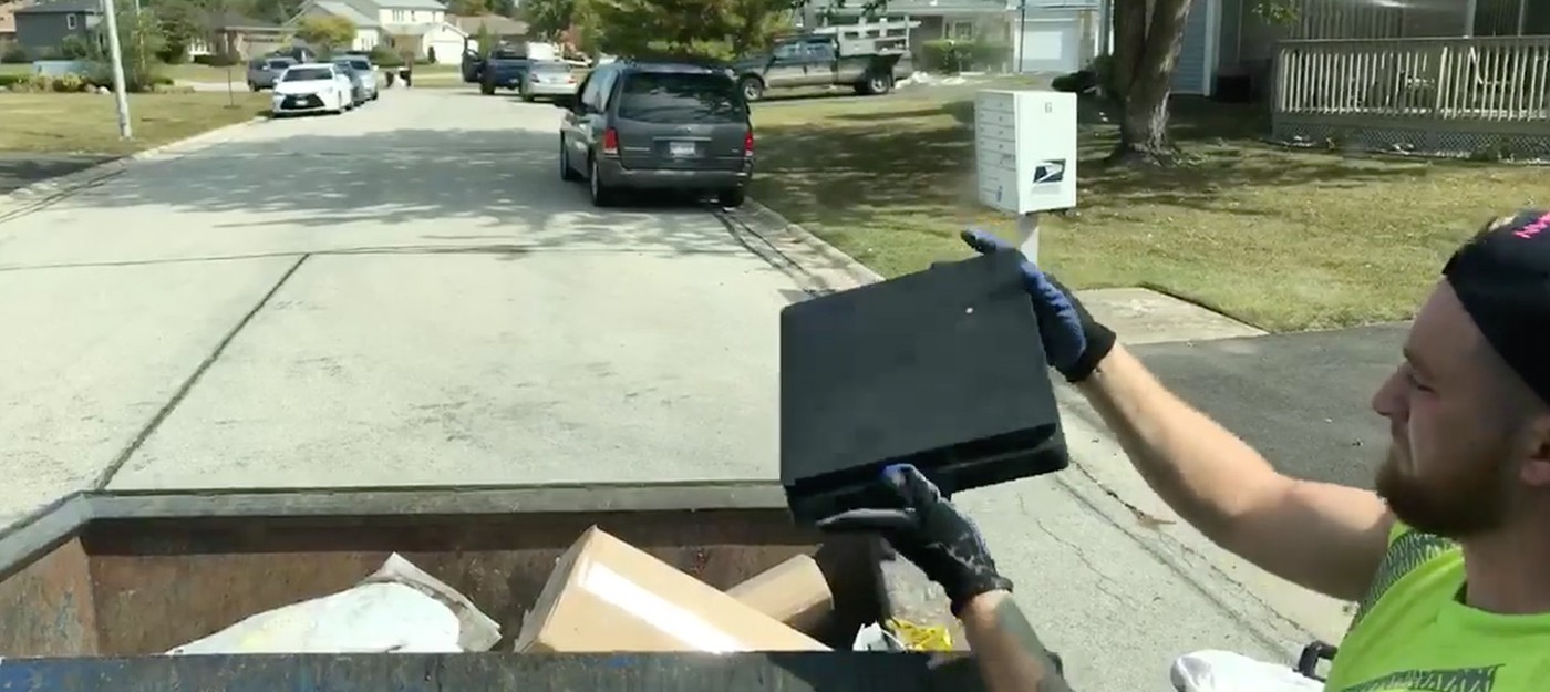 Стример-мусорщик нашел рабочую PS4 в мусорке