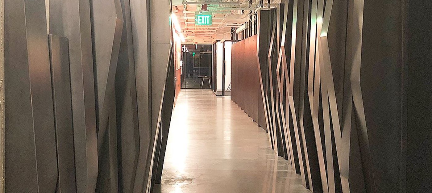Новые стены офиса Valve — заборы из Half-Life 2